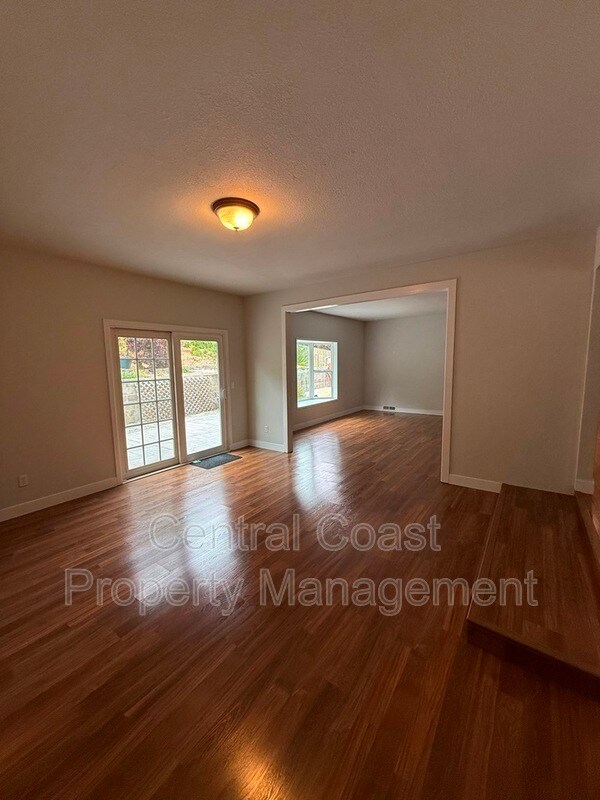 Building Photo - 9465 Valley Oak Way