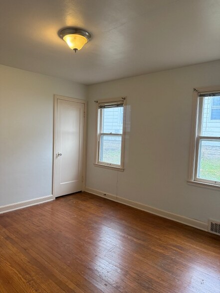 Building Photo - 405 S Hine Ave