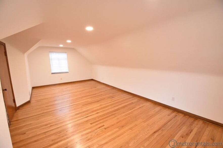 large 2nd floor bedroom - 323 E Livingston Ave