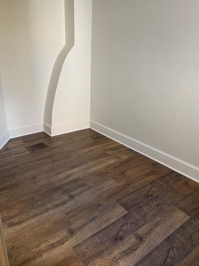 Building Photo - Spacious 2 Bedroom, 1 Bathroom with Bonus ...