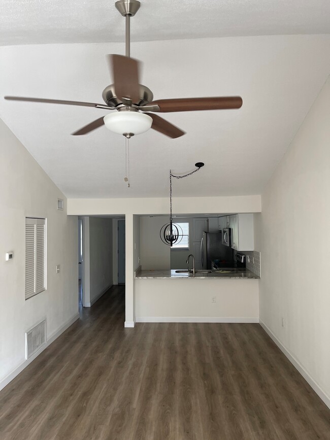 Building Photo - 4081 Lake Forest Dr
