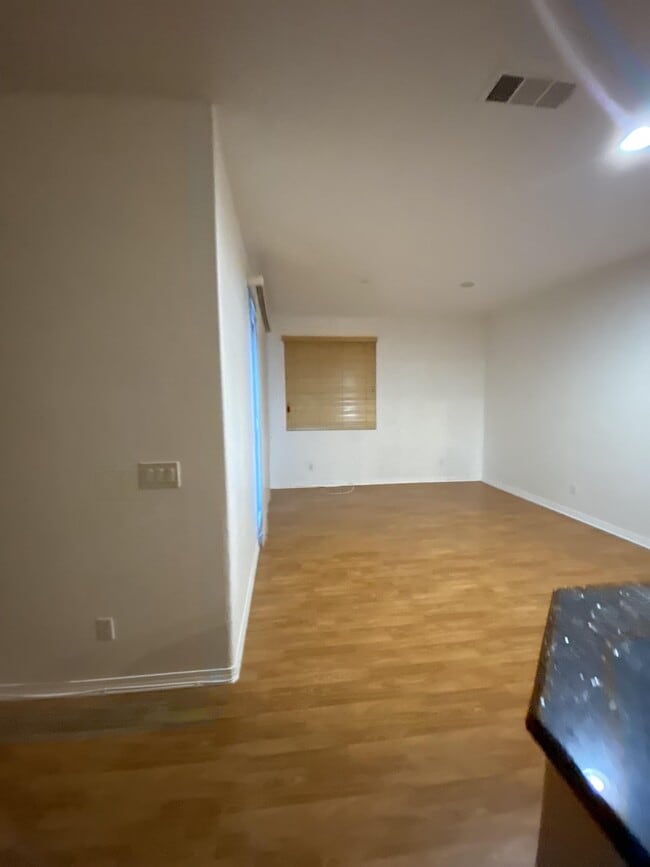 Building Photo - 4350 Club Vista Dr