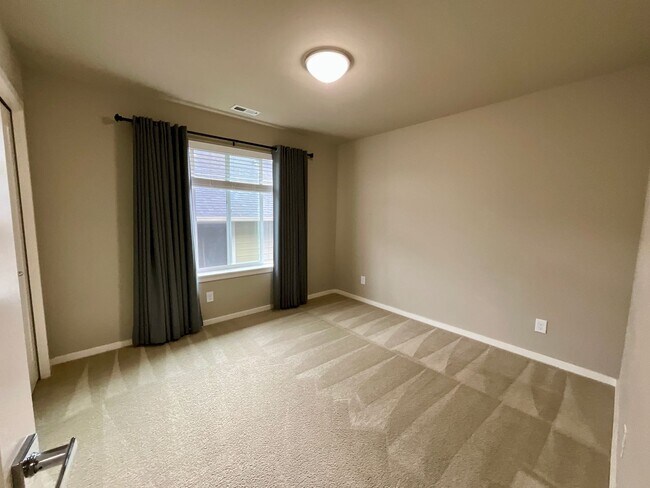Building Photo - Beautiful and Spacious 4 Bedroom Home in M...
