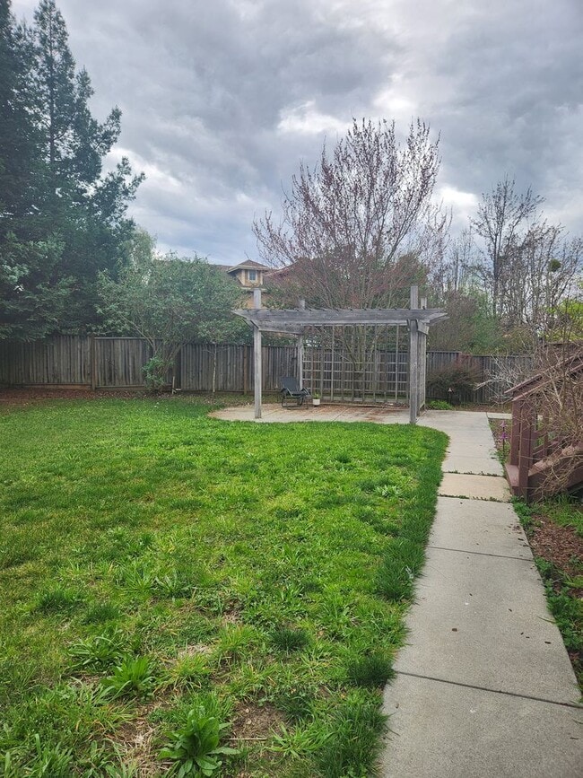 Building Photo - Great Santa Rosa Neighborhood 3 Bedroom, 2.5 Bathrooms