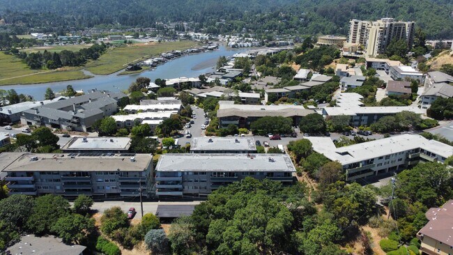 Building Photo - 320 Vía Casitas