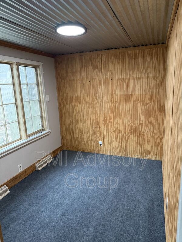 Building Photo - 700 SW Macvicar Ave