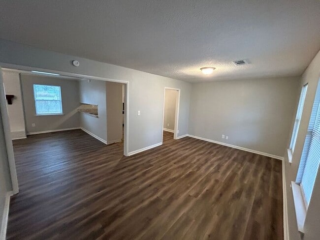 Building Photo - 2026 Woodmead St SW