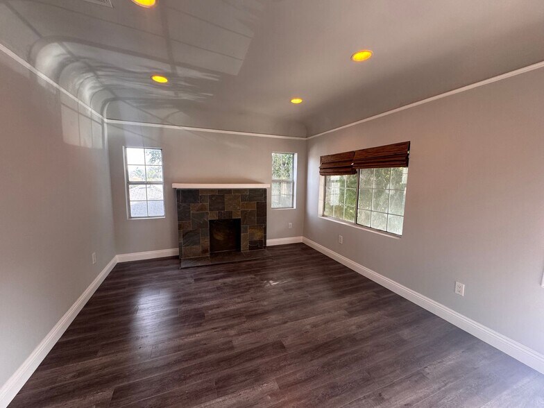 Building Photo - 703 N Ave 54