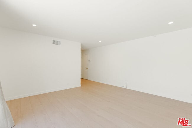 Building Photo - 4933 Collett Ave