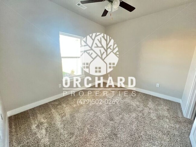 Building Photo - Garrison | Duplex in Siloam Springs!