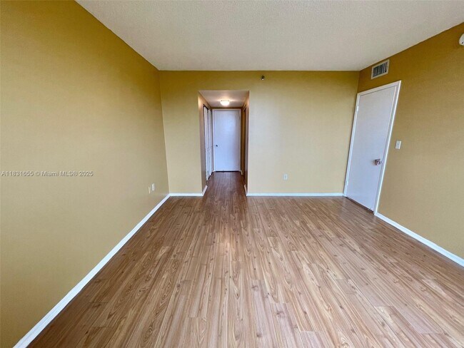Building Photo - 919 Hillcrest Dr