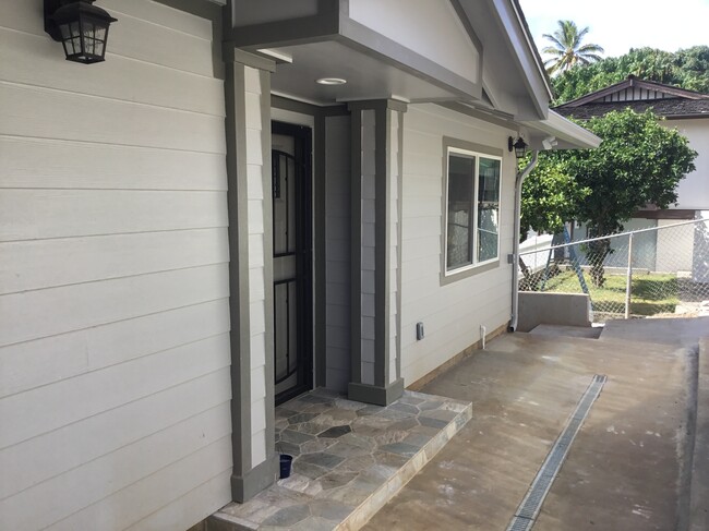 upstairs entrance to back house - 1550 Ala Mahamoe St