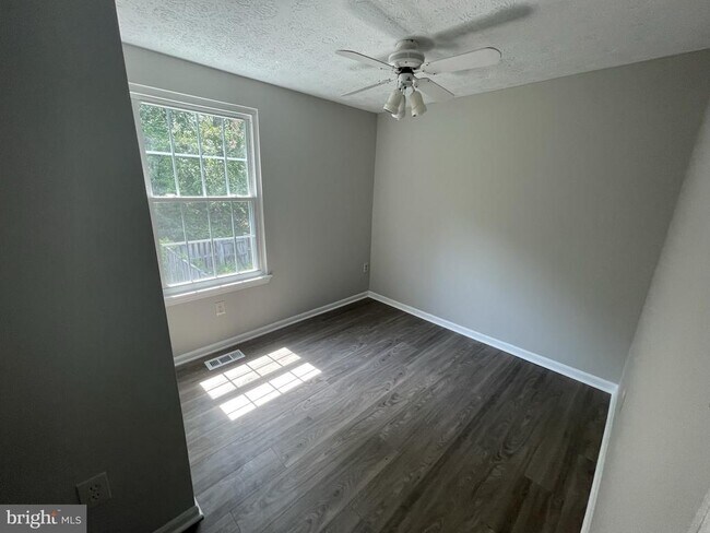 Building Photo - 9412 Chippenham Dr