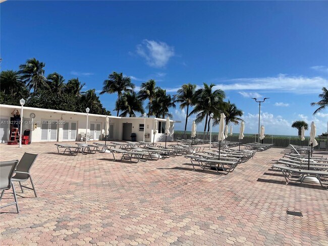 Building Photo - 5005 Collins Ave