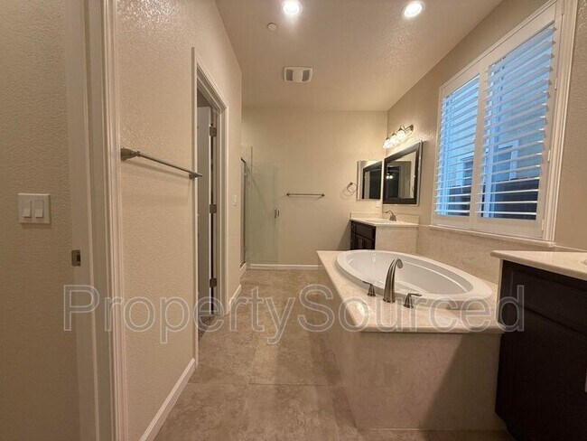 Building Photo - 3832 Lookout Dr