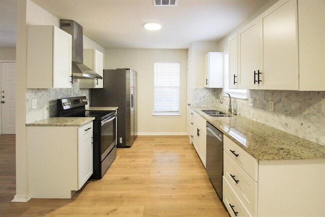 Building Photo - 6907 Stonleigh Pl