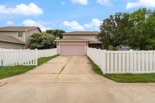 Building Photo - 1008 Big Spring Dr