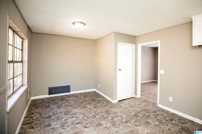 Building Photo - 5140 Hickory Dr NE