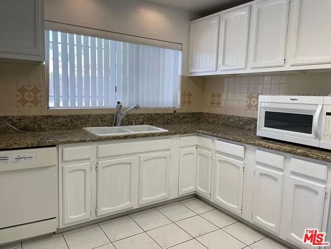 Building Photo - 755 N Kenmore Ave