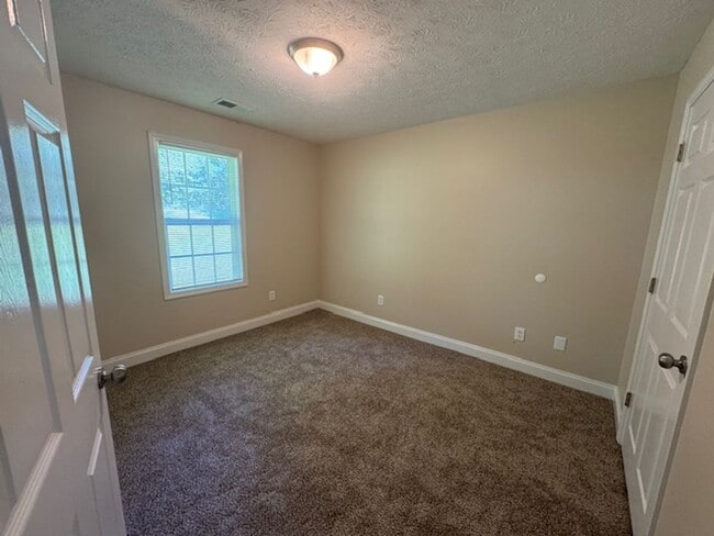 Building Photo - 125 Redwood Dr