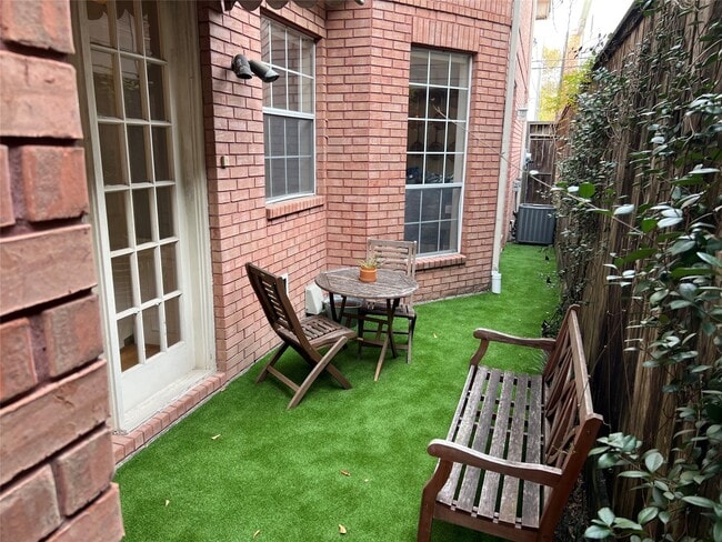 Building Photo - 6304 Pickens St