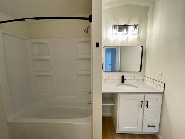 Building Photo - 3 Bed 2 Bath in South Wichita - Space for ...