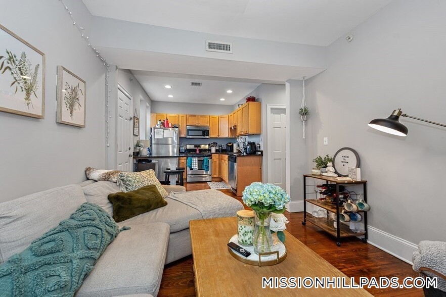 Building Photo - 16 Sewall St