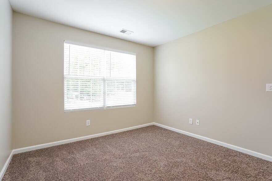 Building Photo - 242 River Hills Dr