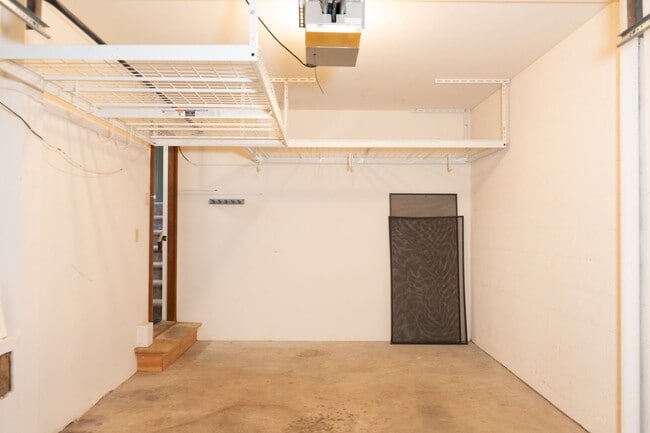 Building Photo - 2 Bedroom Townhouse Available in July