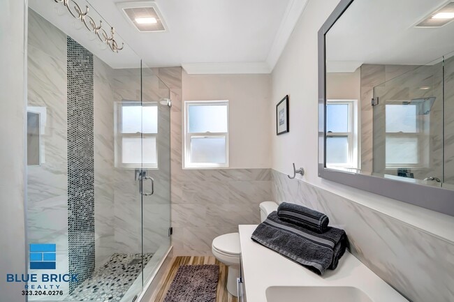 Building Photo - 5839 Vanalden Ave