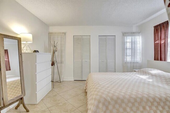 Building Photo - 9949 Twin Lakes Dr