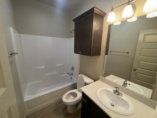 Building Photo - Townhome Located West Of Milwaukee Near Take-Out & Walmart!