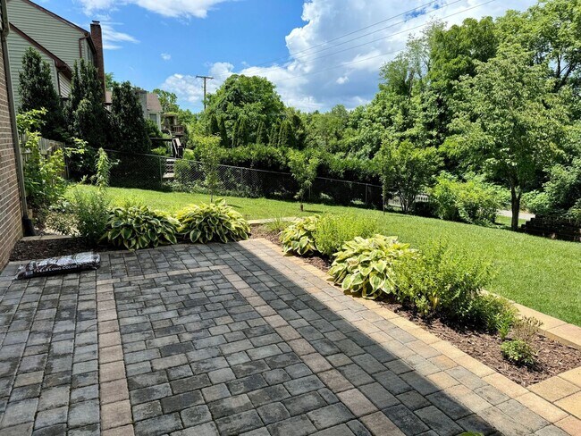 Building Photo - 6 bed/3 1/2 bath.  Pet Friendly