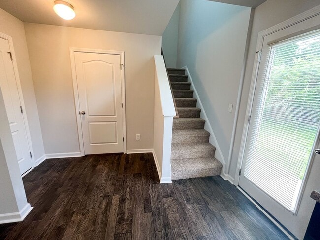 Building Photo - Beautiful 3 bedroom, 2 1/2 bathroom home i...