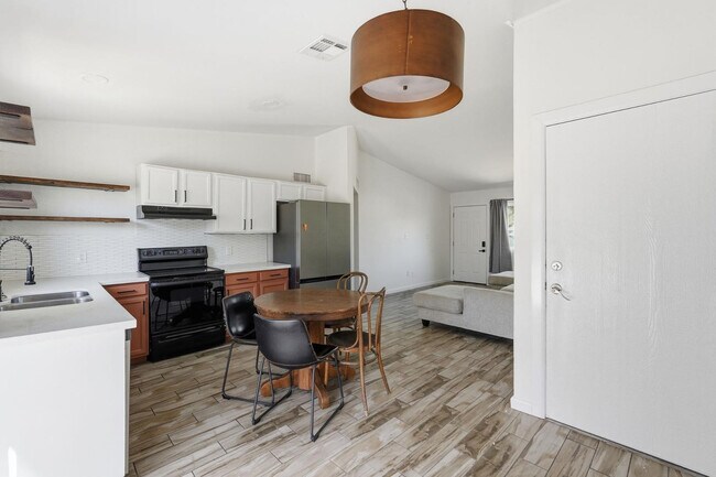 Building Photo - 1329 E Cholla St