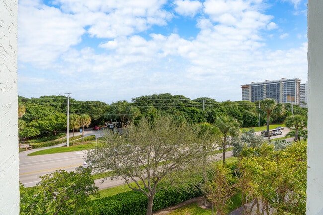 Building Photo - 950 Ponce De Leon Rd