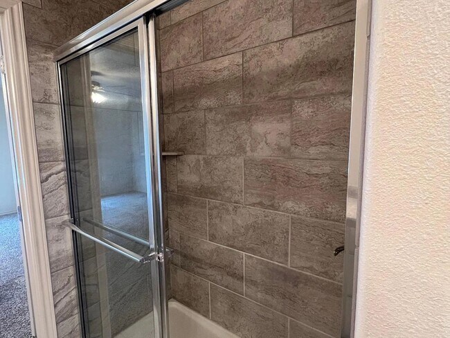 Building Photo - Beautiful 2 bed/2 bath/2 car garage Townhome!