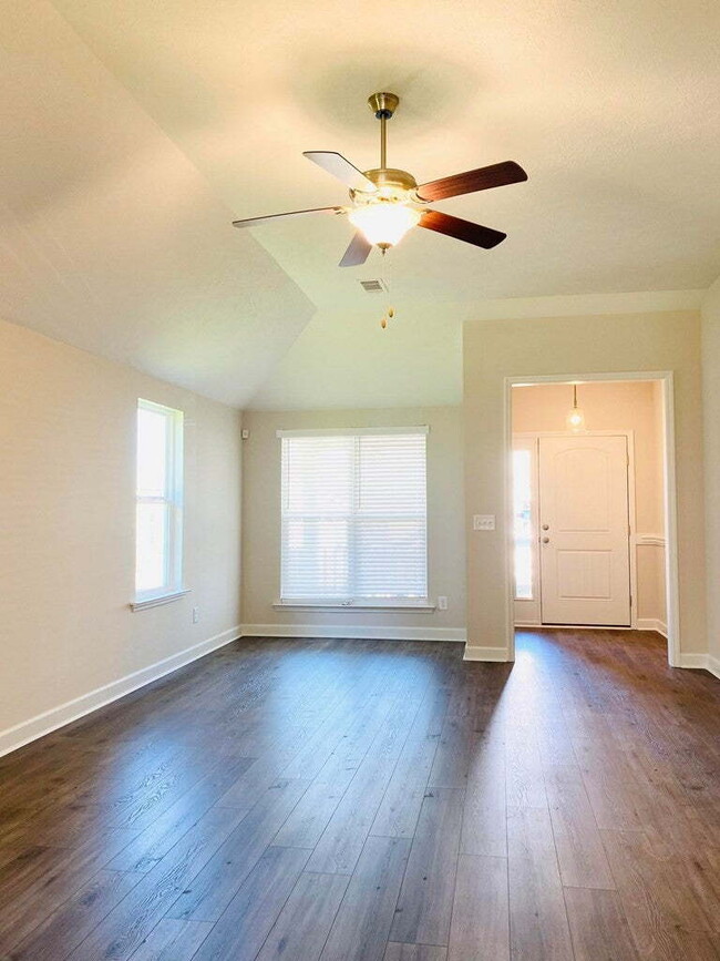 Building Photo - Summerton Village Rental!