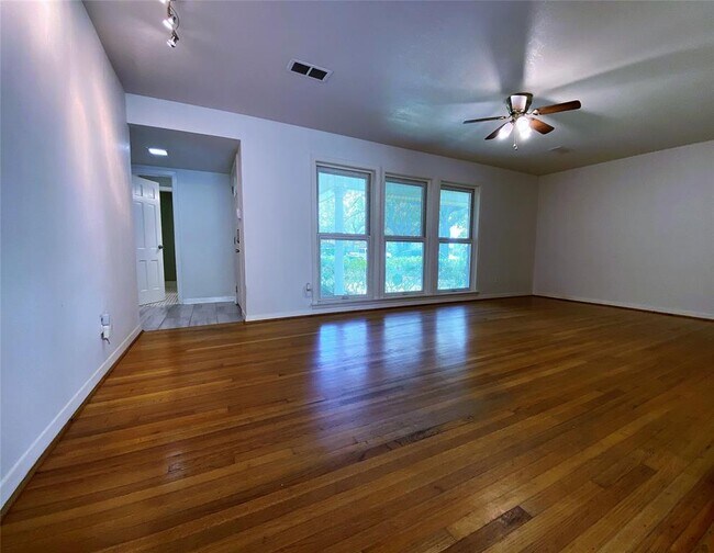 Building Photo - 5242 Beechnut St