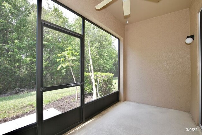 Building Photo - Premier 2/2 Spacious Condo with a Screened...