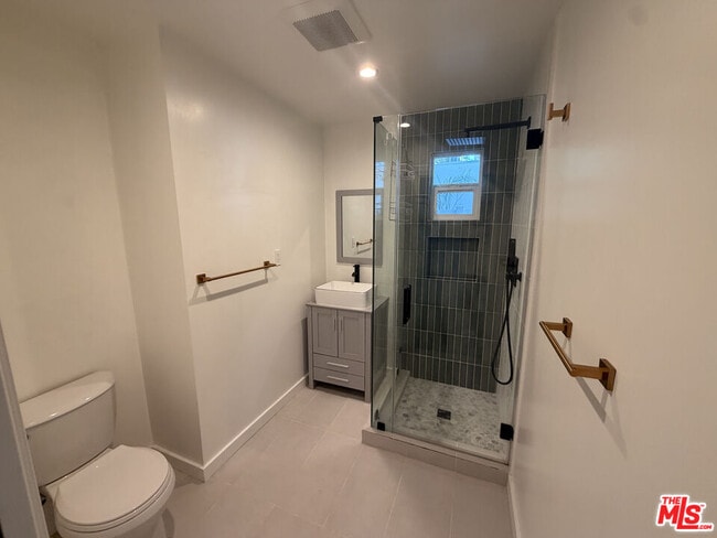 Building Photo - 1162 N Poinsettia Pl