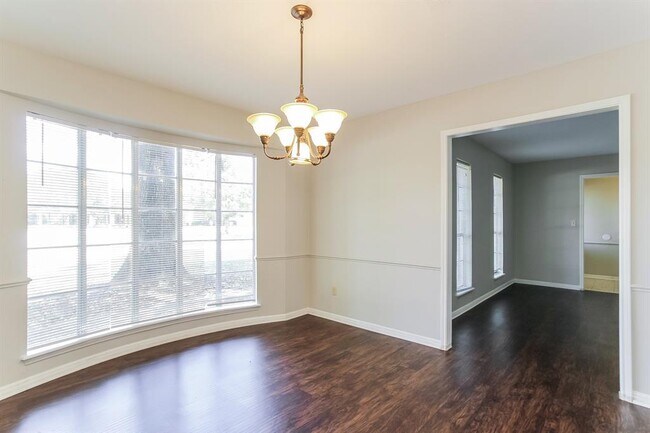 Building Photo - 2402 Pine Terrace Dr