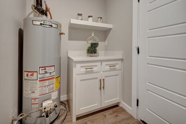 Building Photo - 715 Shell Ave