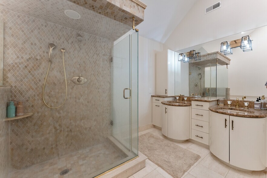 Building Photo - 7600 Bayshore Dr