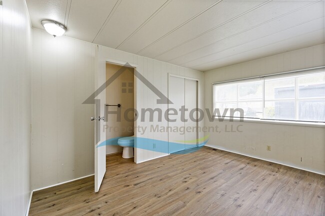 Building Photo - 2 Bedroom 2 Bath Home with Off-Street Park...