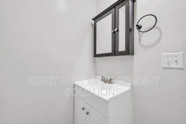 Building Photo - 202 S Middleton Rd