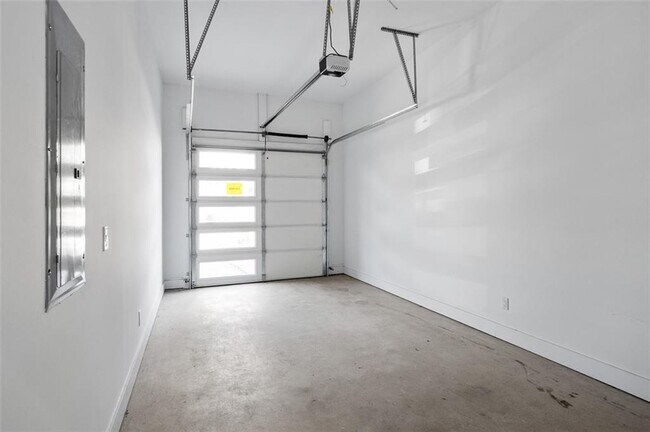 Building Photo - 147 Hutchinson St NE