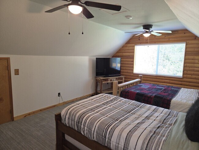 Building Photo - Large mountain home with access to Tahoe K...