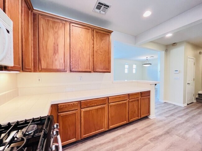 Building Photo - Beautiful 3BD/2.5BA Tri-Level Gallery Walk...