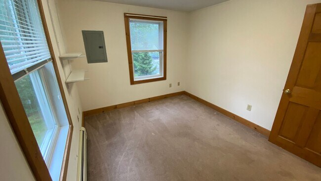 Building Photo - UNH Student Rental Available for the 2026-...